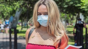 Maske takan sarışın top crop giysili kız erotik seks videosu